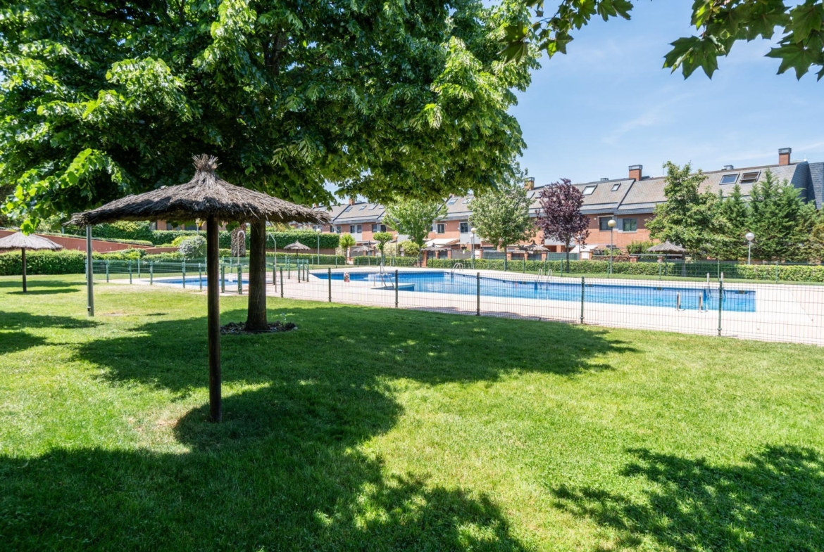 ^**^CHALET DE LUJO CON VISTAS A LA SIERRA EN URBANIZACIÓN EXCLUSIVA DE LAS ROZAS^**^ Impresionante chalet pareado situado dentro de una exclusiva urbanización en Las Rozas de Madrid, una propiedad Ã
