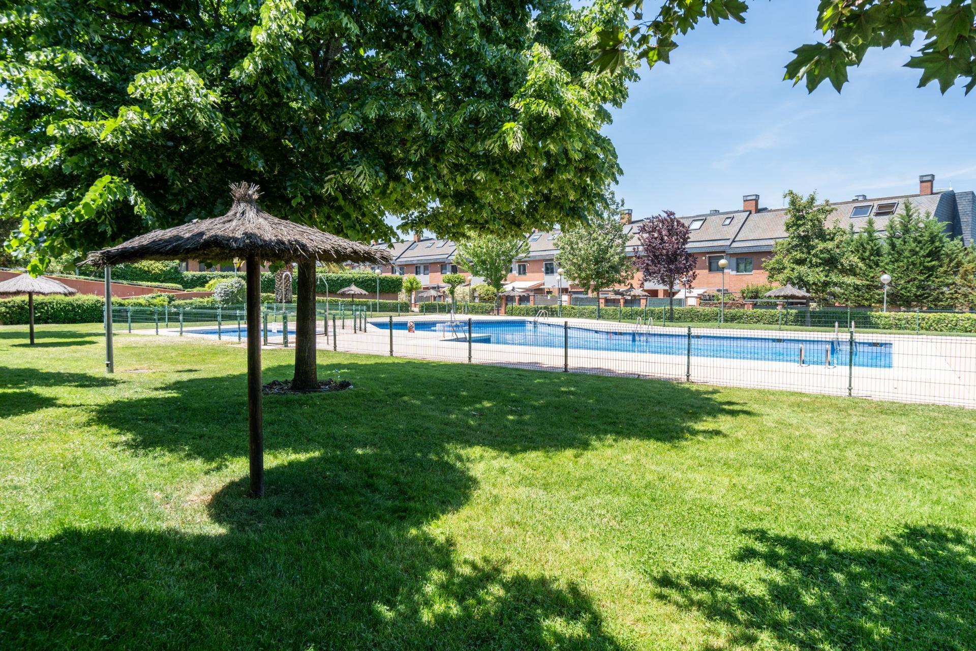 2-44 ^**^CHALET DE LUJO CON VISTAS A LA SIERRA EN URBANIZACIÓN EXCLUSIVA DE LAS ROZAS^**^ Impresionante chalet pareado situado dentro de una exclusiva urbanización en Las Rozas de Madrid, una propiedad Ã