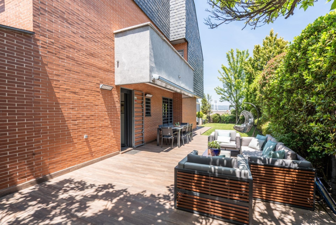 ^**^CHALET DE LUJO CON VISTAS A LA SIERRA EN URBANIZACIÓN EXCLUSIVA DE LAS ROZAS^**^ Impresionante chalet pareado situado dentro de una exclusiva urbanización en Las Rozas de Madrid, una propiedad Ã
