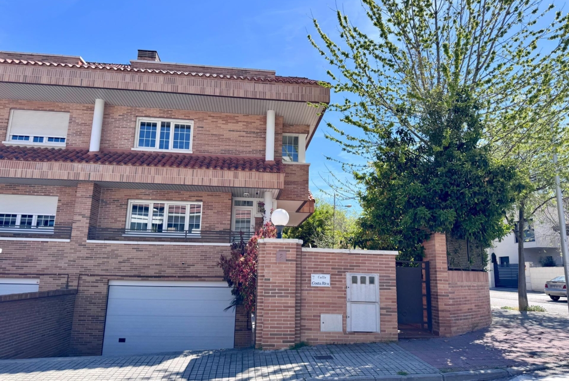 Chalet pareado en esquina