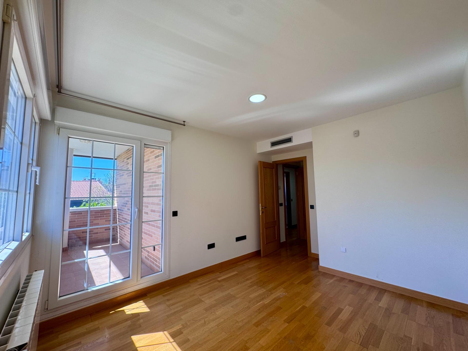 7-14 Chalet pareado en esquina