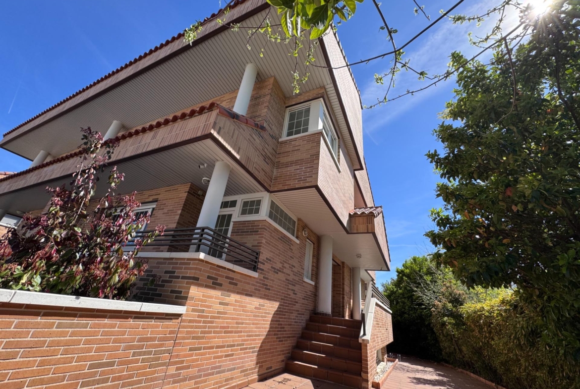 Chalet pareado en esquina