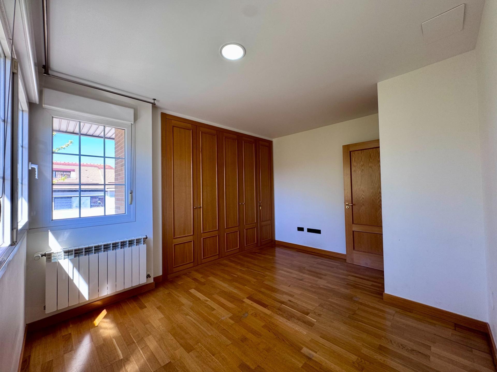7-20 Chalet pareado en esquina