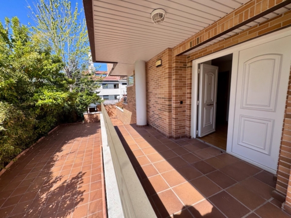 Chalet pareado en esquina
