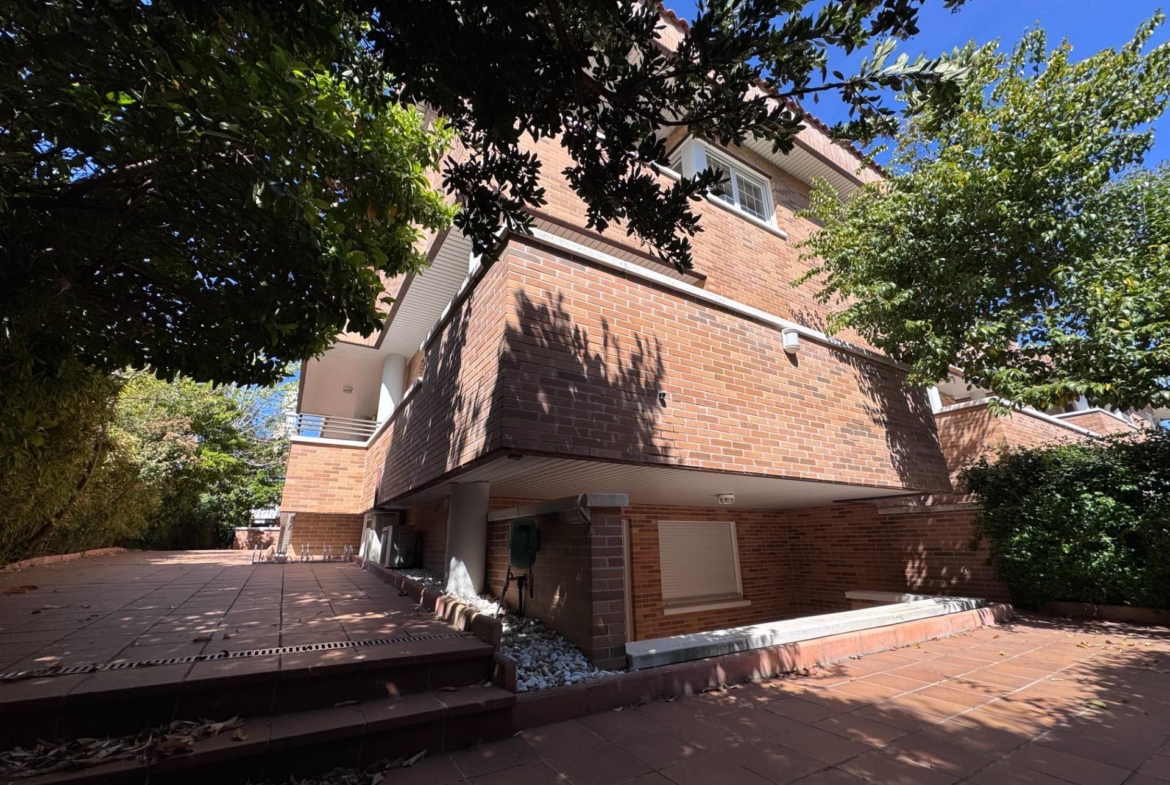 Chalet pareado en esquina