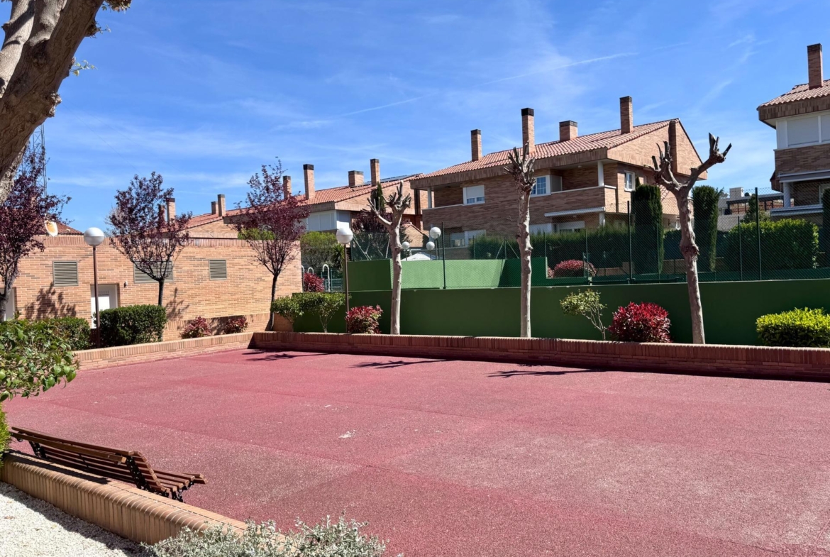 Chalet pareado en esquina