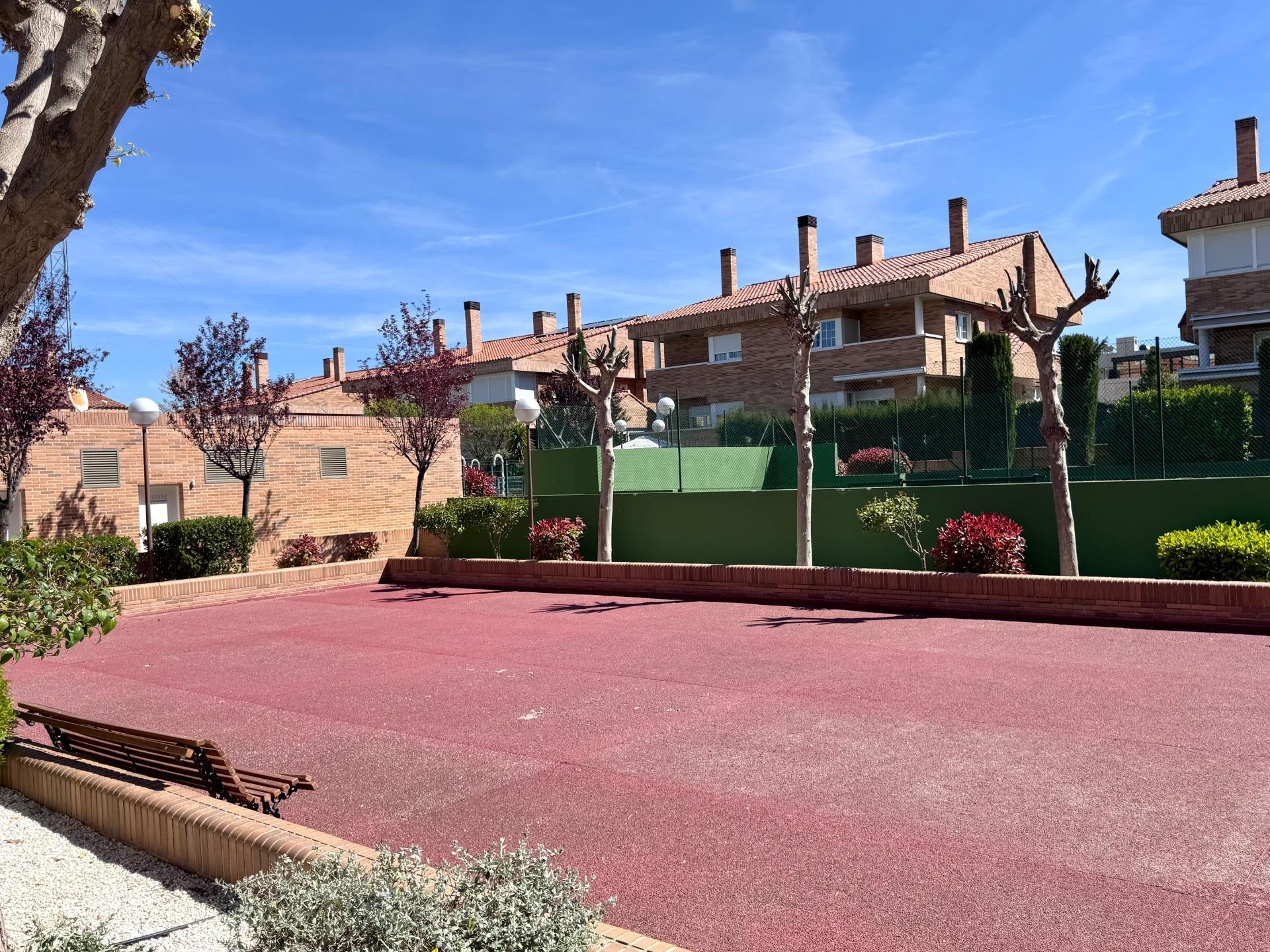 7-40 Chalet pareado en esquina