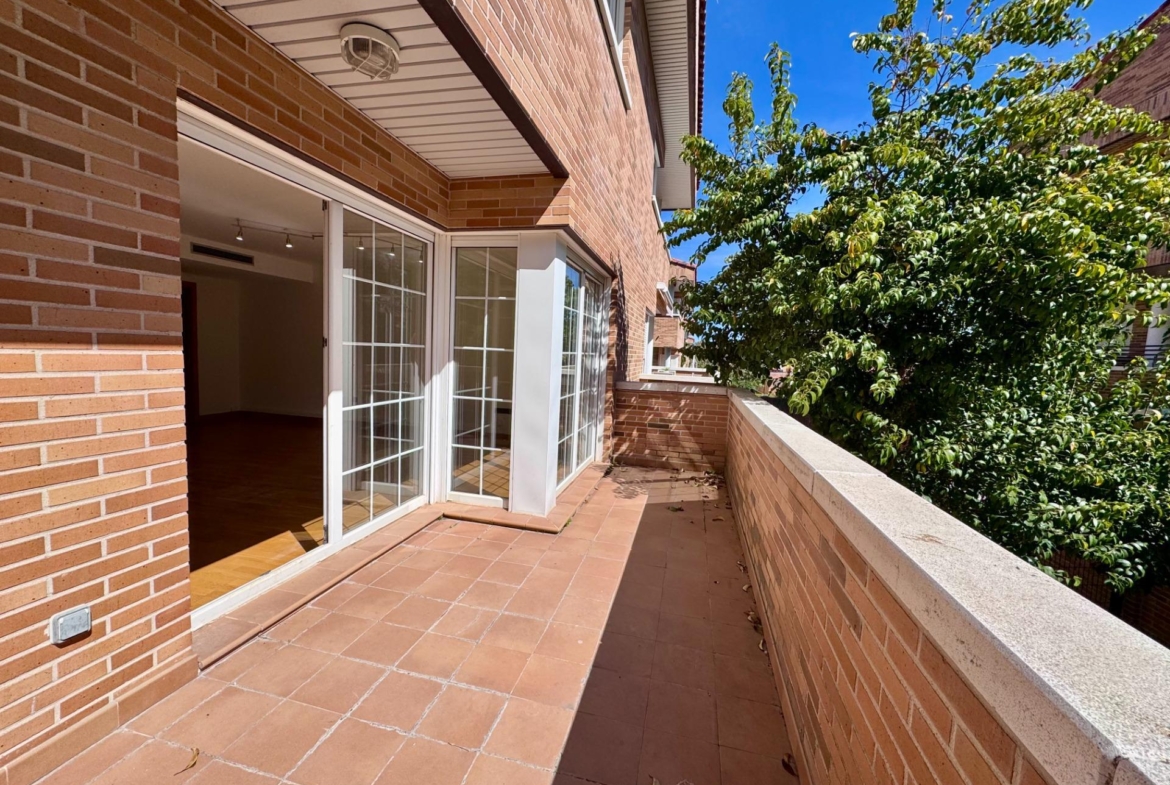 Chalet pareado en esquina